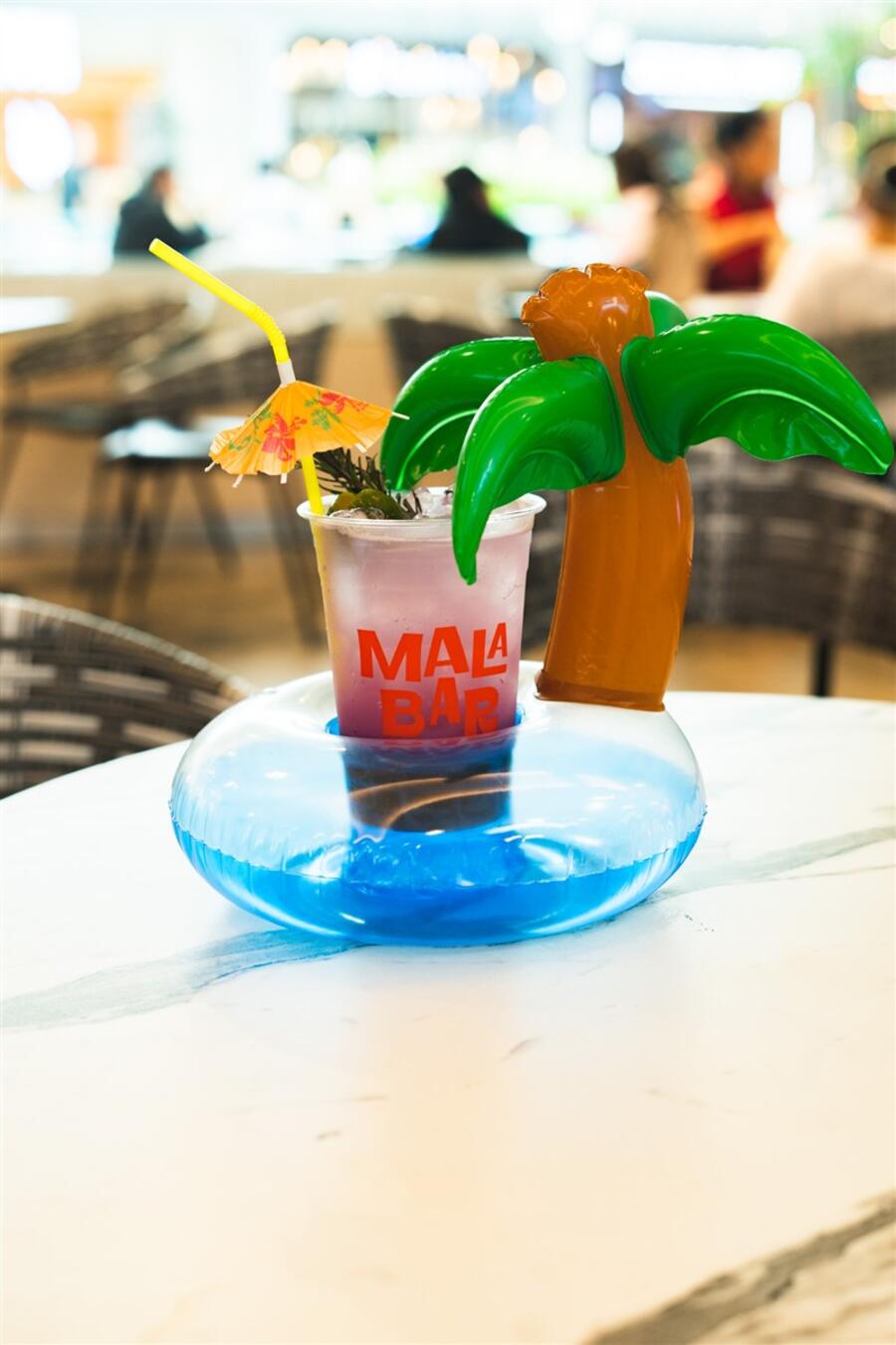 Limonada on a palm-tree floatie
